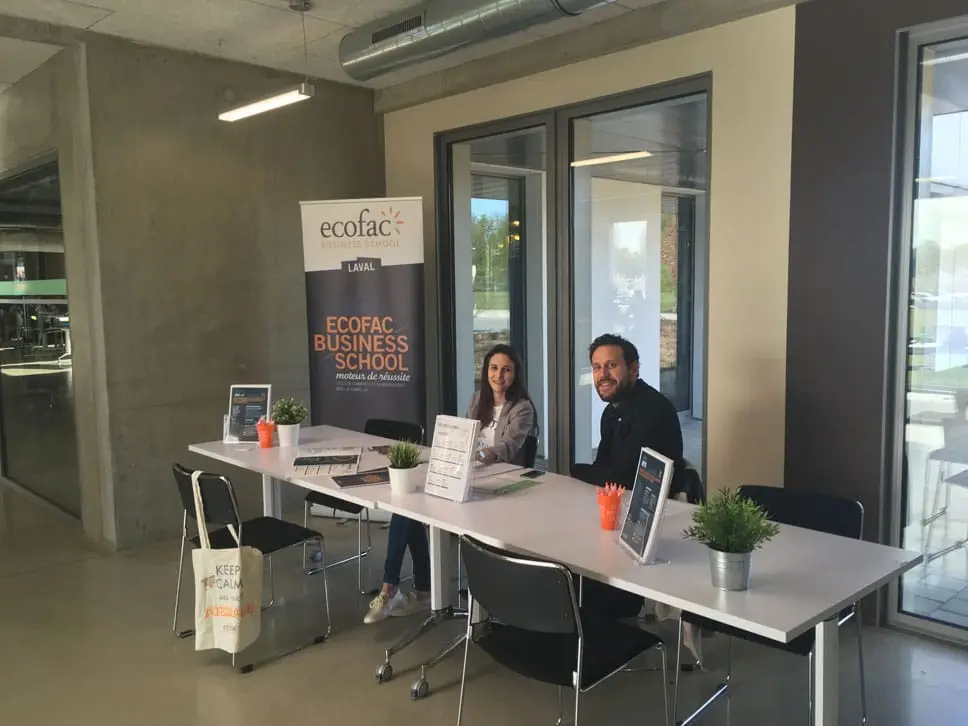 Photo de deux salariés du campus Ecofac Laval lors d'un Job Dating