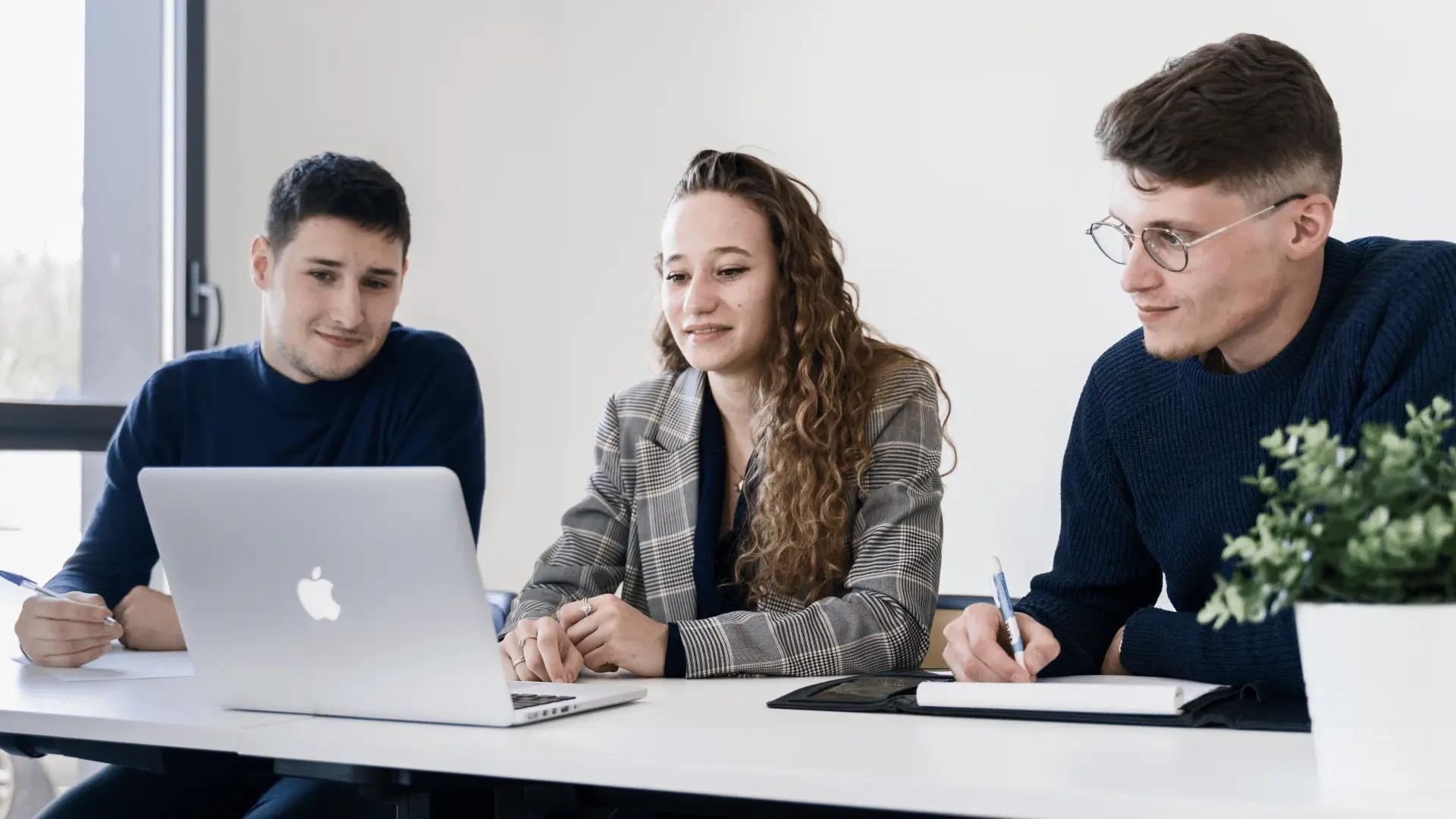 Trois étudiants en formation