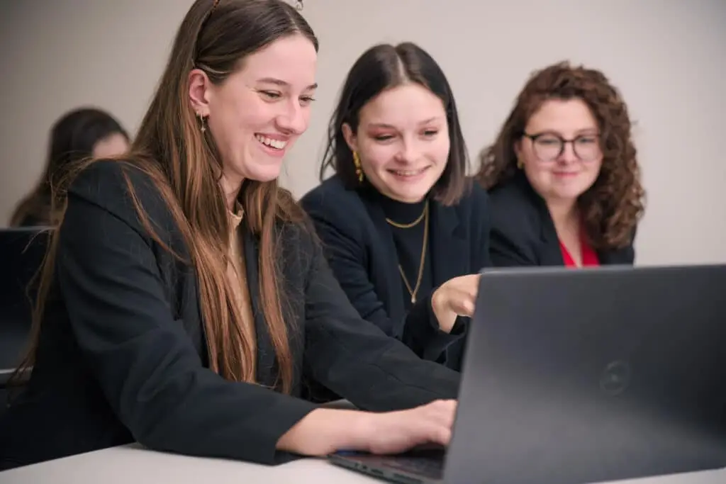 VIGNETTE – BACH COM Photo de trois étudiantes travaillant ensemble sur un ordinateur