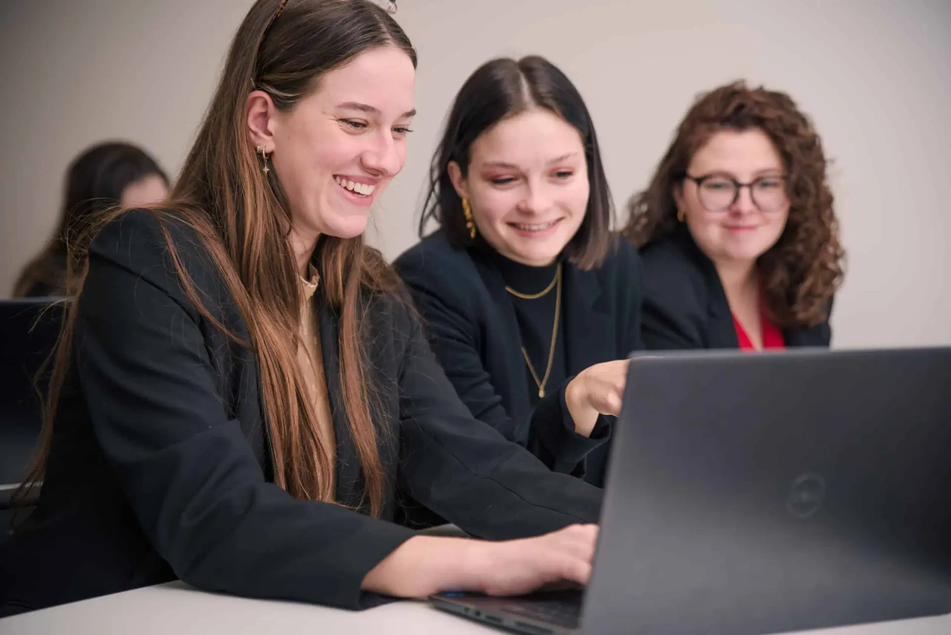 VIGNETTE – BACH COM Photo de trois étudiantes travaillant ensemble sur un ordinateur