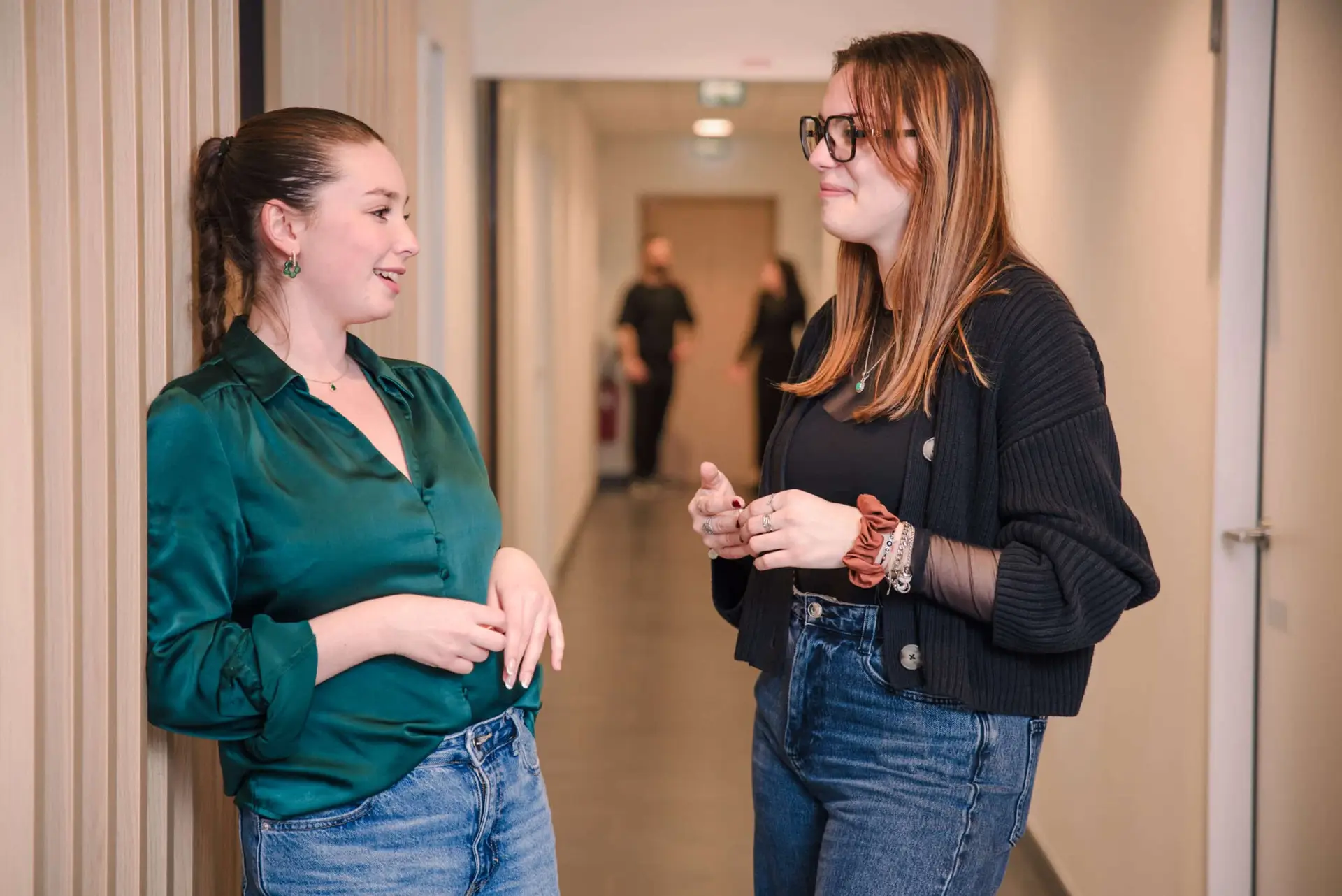 VIGNETTE – BTS COMMUNICATION deux jeunes étudiantes discutant dans les couloirs du campus Ecofac de Rennes