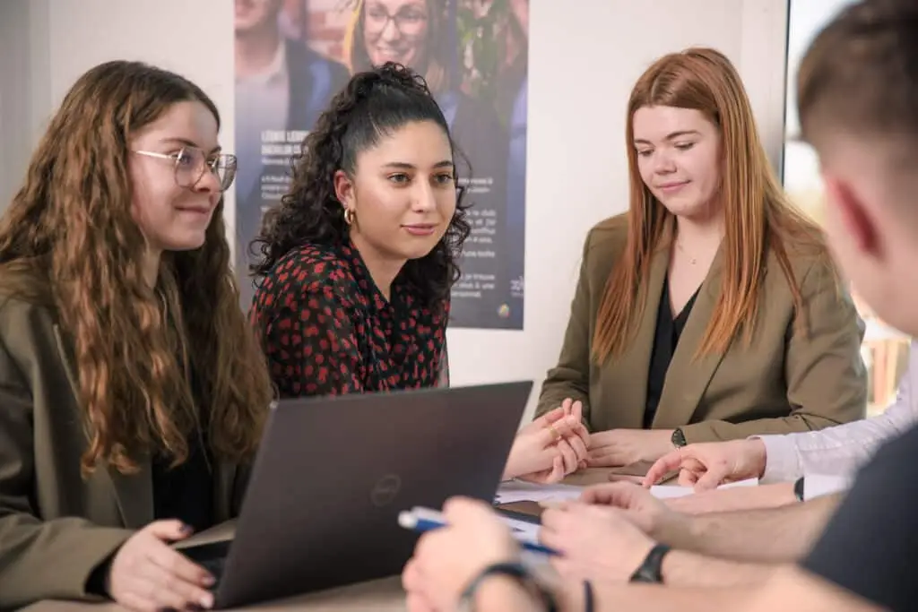 VIGNETTE – BTS MCO Photo d'un groupe d'étudiants travaillant en groupe sur un projet.