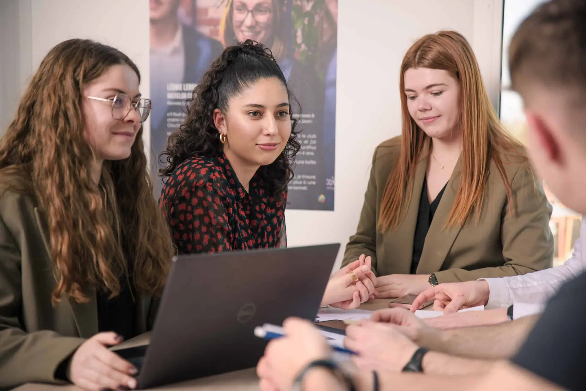 VIGNETTE – BTS MCO Photo d'un groupe d'étudiants travaillant en groupe sur un projet.
