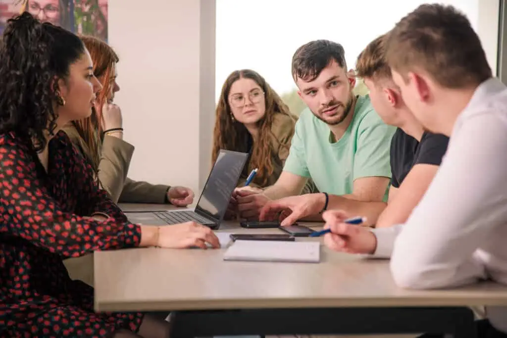 VIGNETTE – BTS NDRC Photo de six étudiants qui discutent et réfléchissent autour d'une table