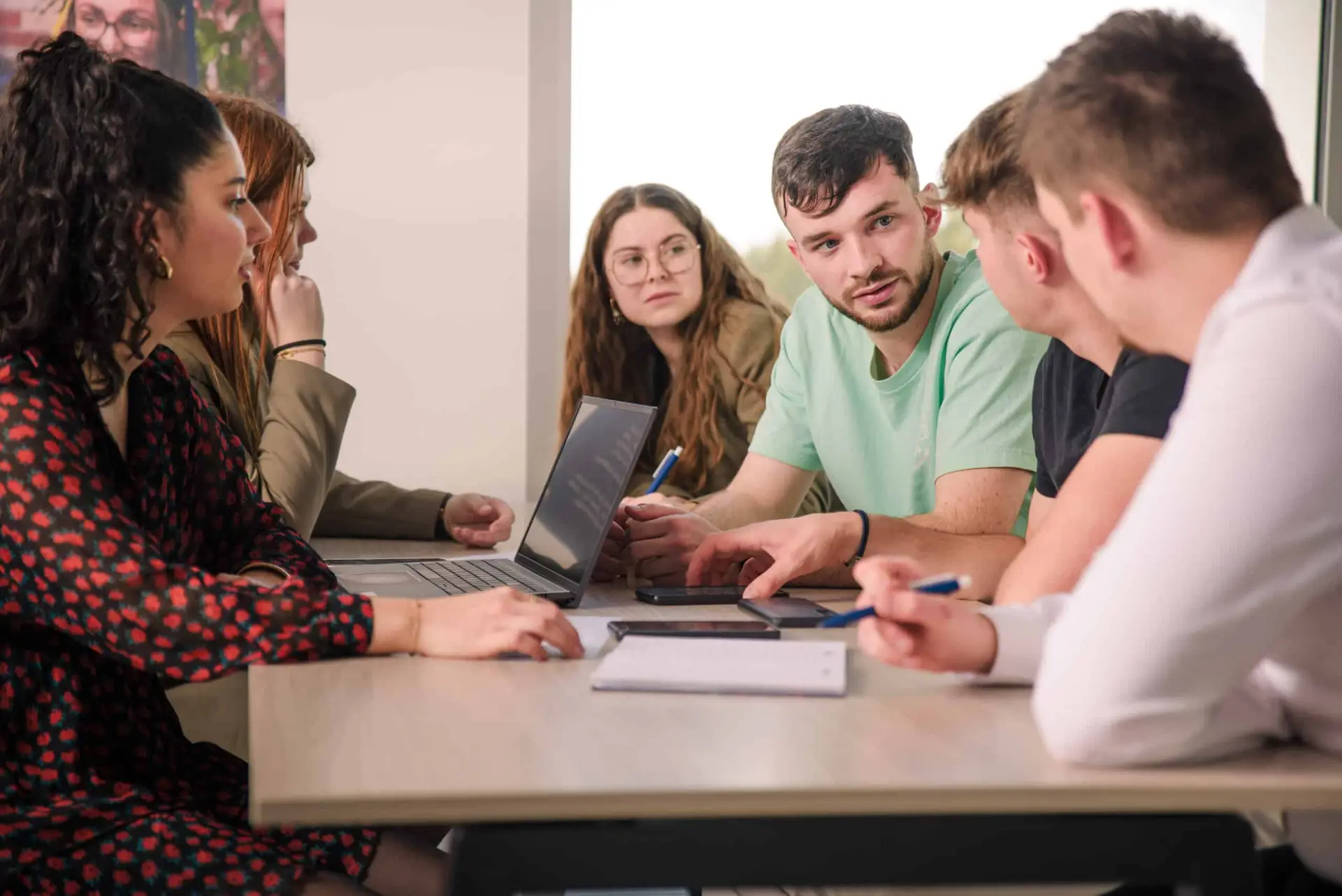 VIGNETTE – BTS NDRC Photo de six étudiants qui discutent et réfléchissent autour d'une table