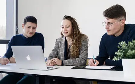 Trois étudiants Ecofac en travaux de groupe
