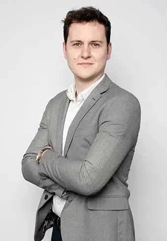 étudiant en costume, sérieux avec les bras croisés