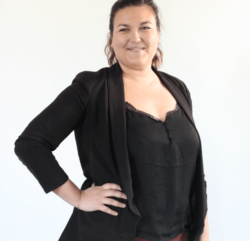 Photo d'une femme souriante