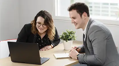 deux apprenants Ecofac Academy qui échange face à un ordinateur