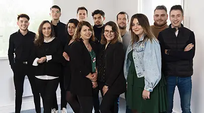 Groupe d'étudiant Ecofac Academy qui pose lors d'un cours de commerce