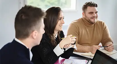 trois étudiants Ecofac Academy en train de discuter durant un cours de commerce