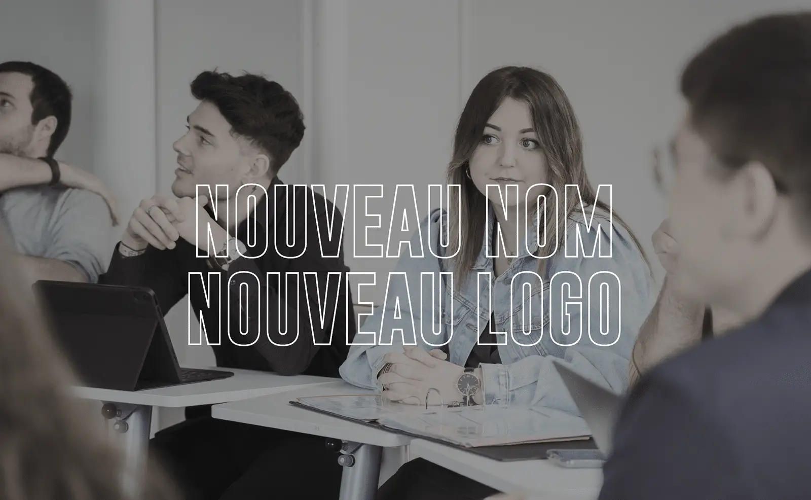 Commerciaux en salle de formation avec message "Nouveau nom / Nouveau Logo" inscrit sur l'image