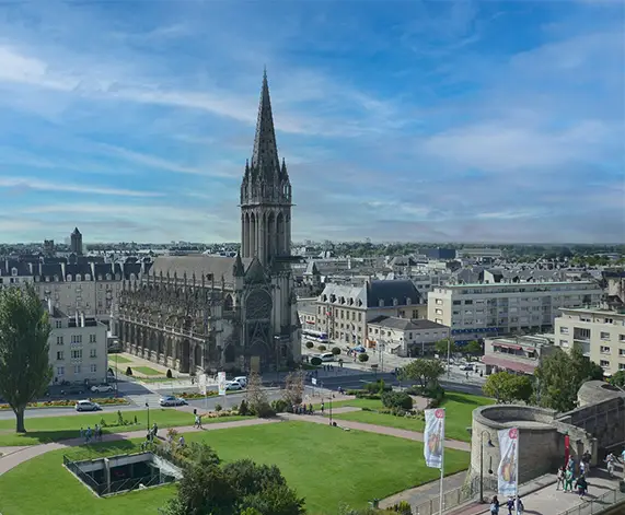 2glise de la ville de caen sous le soleil