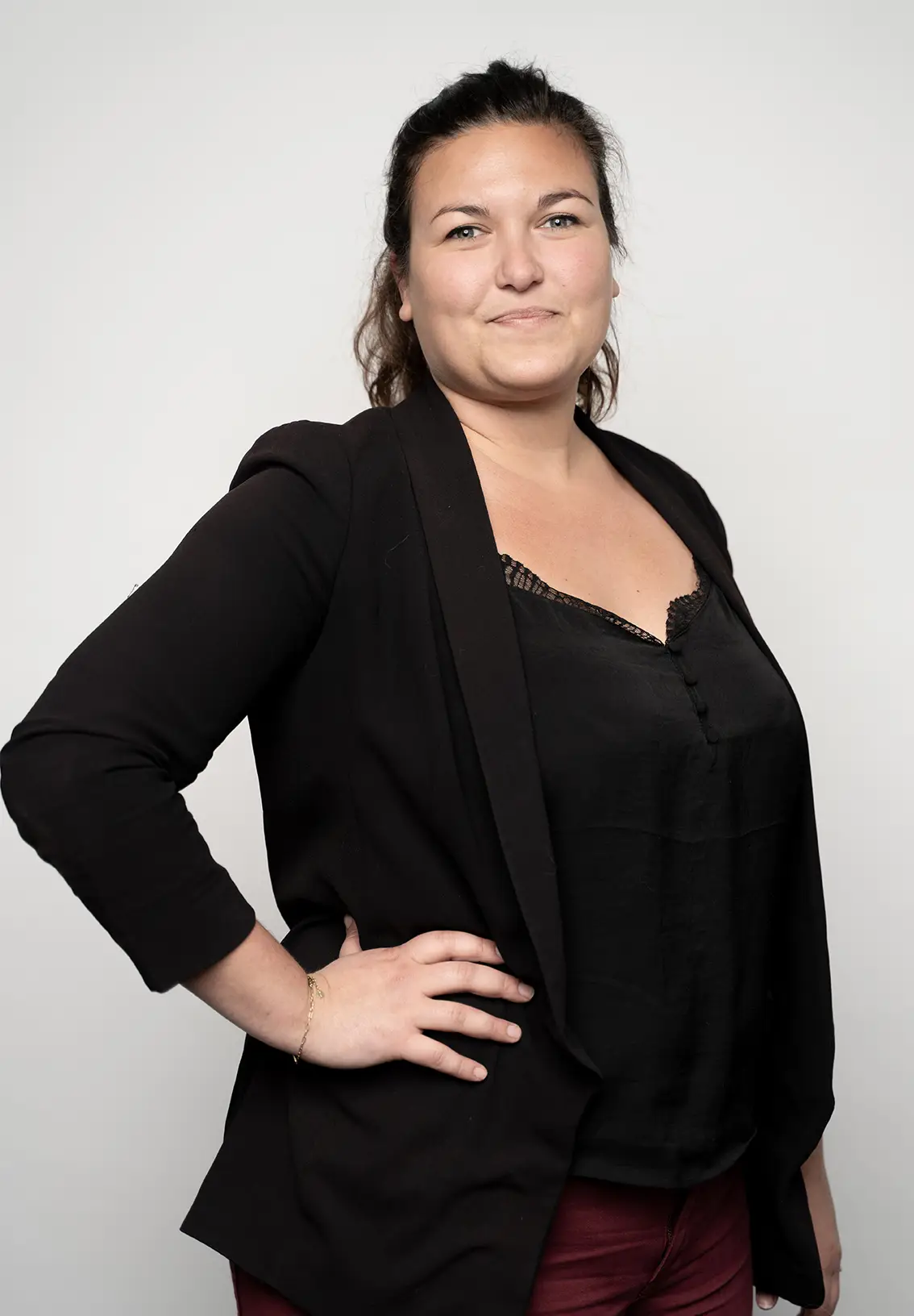 jeune femme, apprenante Ecofac Academy, de face avec une main sur la hanche