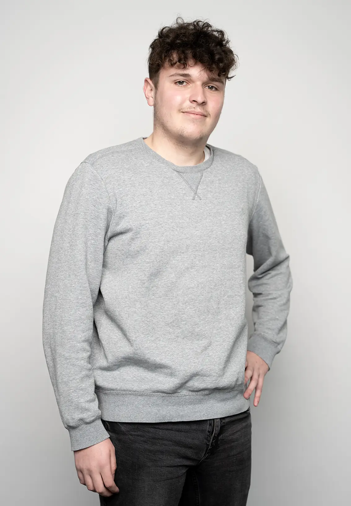apprenant Ecofac Retail de face avec une main posée sur la hanche