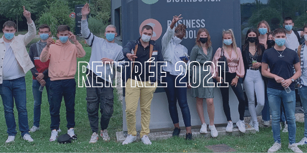 Photo d'un groupe d'étudiant avec l'inscription manuscrite "rentrée 2021" sur la photo