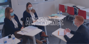 un apprenant ecofac face à deux membres de jury dans le cadre de son examen