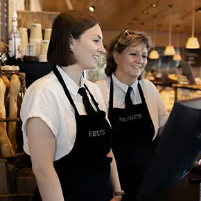 jeune apprenante ecofac retail en entreprise avec sa tutrice dans un café