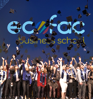 Photo du jeté de tôques des étudiants lors d'une remise des diplômes Ecofac