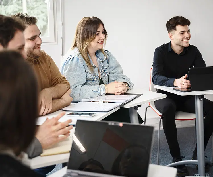 Groupe d'étudiant Ecofac Academy lors d'un cours de commerce