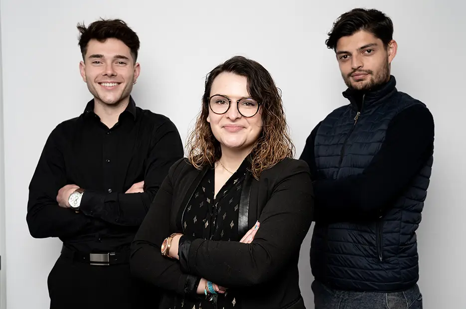 groupe de 3 apprenants Ecofac Academy de face les bras croisés