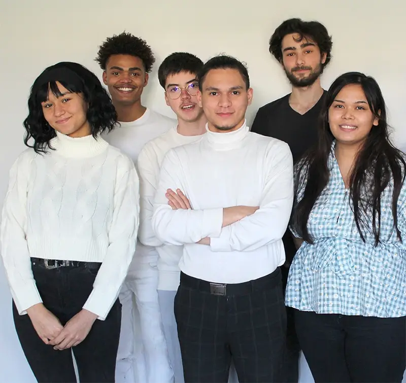 Photo de groupe de 6 Étudiants Ecofac Retail souriants.