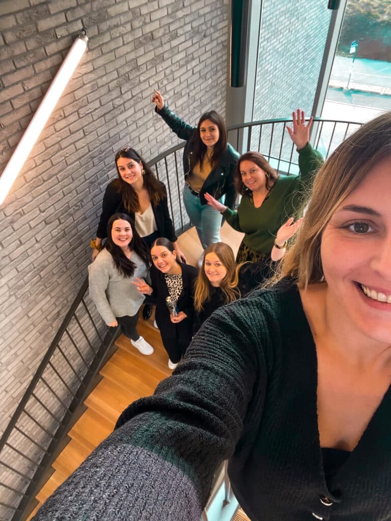 selfie des référentes marketing des campus Ecofac dans l'escalier