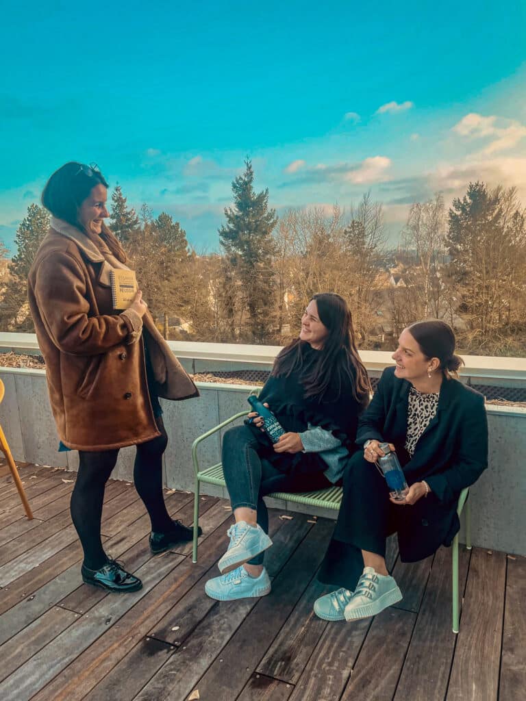 3 référentes marketing sur le rooftop du campus ecofac rennes
