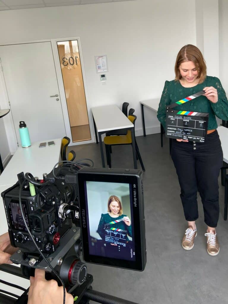 Cécile, référente de la filière marketing démarre le tournage de la vidéo sur les business games