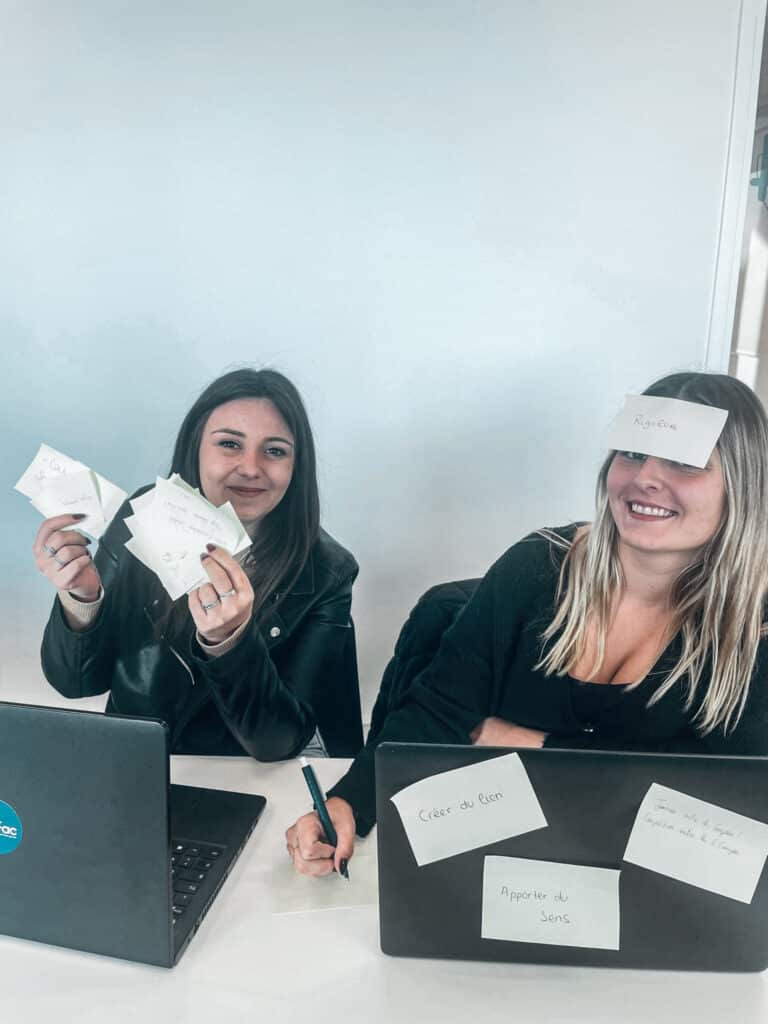 angelina et charlotte avec les post-it du brainstorming référentes marketing