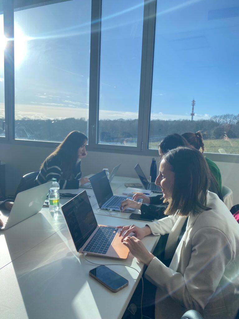 un groupe d'étudiante en mastère marketing durant un business game sur le campus de rennes