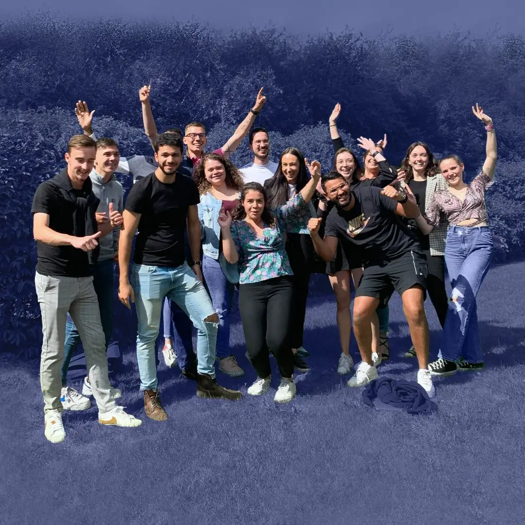les étudiant Ecofac Laval posent sur l'herbe devant le campus