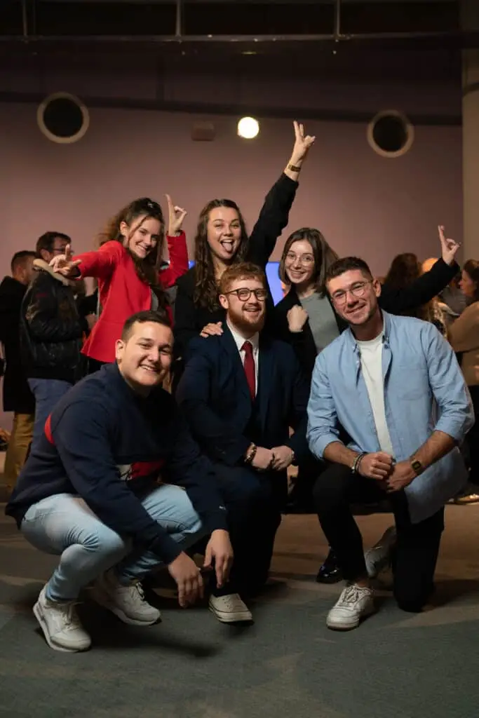 Le BDE Ecofac Anger pose durant la remise des diplômes du campus.