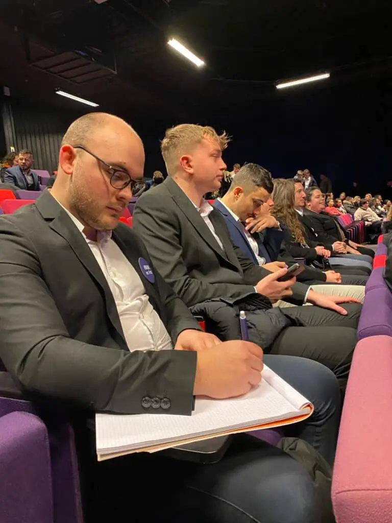 groupe d'étudiant lavallois qui prennent des notes lors du briefing des Négoiales