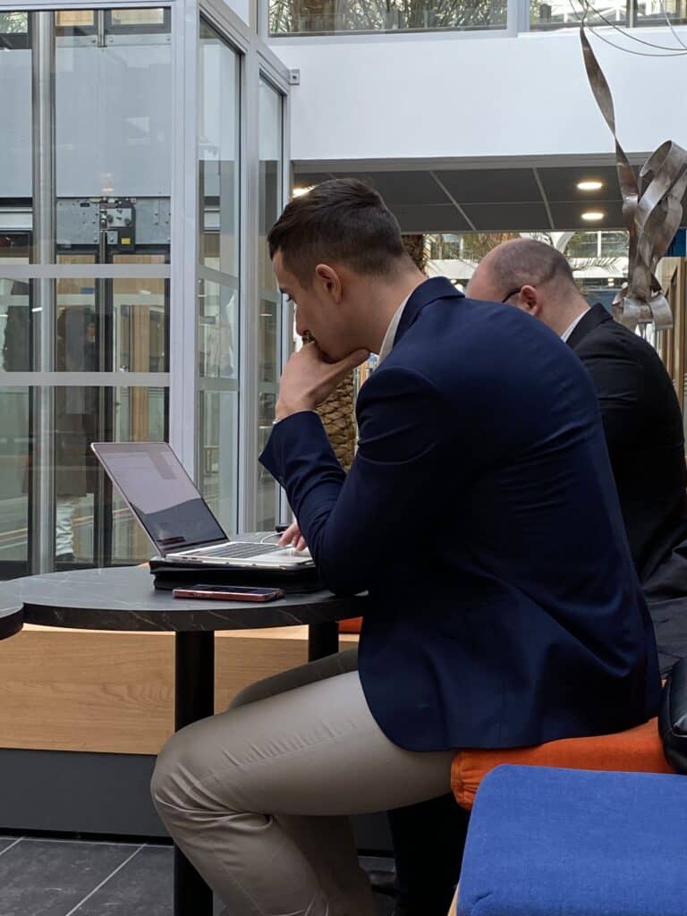 2 jeunes étudiants du campus de Laval révisent pour leur participations au concours des Négociales