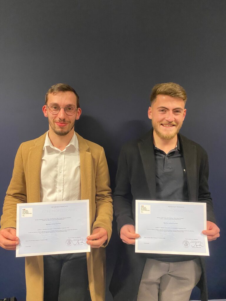 deux apprenants Ecofac Academy posent avec leur diplôme lors de la remise de leur titre