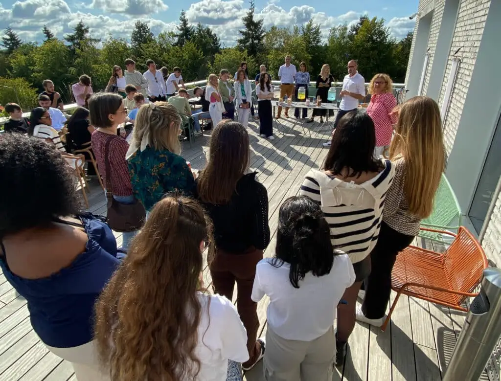 Photo des nouveaux étudiants lors du petit déjeuné offert pour la journée de rentrée sur le rooftop du campus de Rennes.