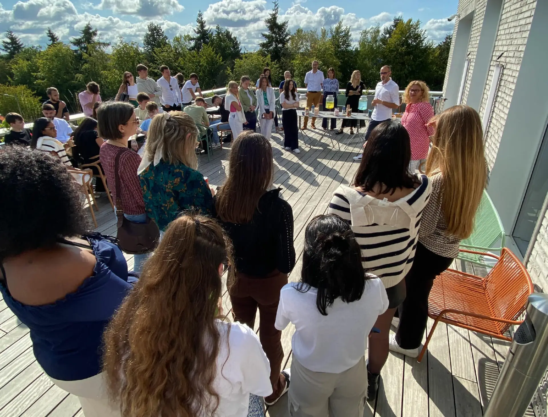 Photo des nouveaux étudiants lors du petit déjeuné offert pour la journée de rentrée sur le rooftop du campus de Rennes.