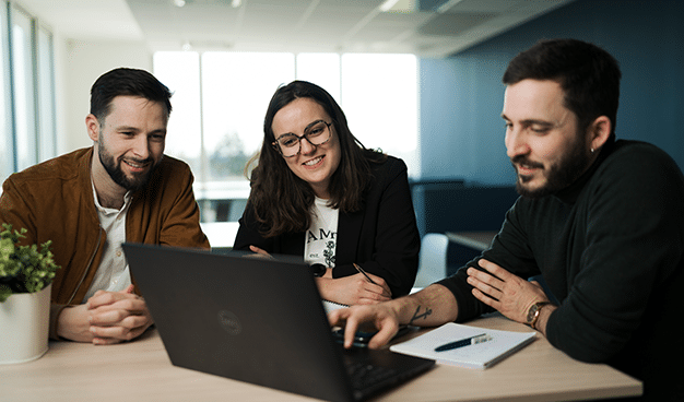 Photo de trois salariés en rendez-vous devant un ordinateur