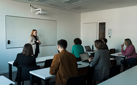 Photo d'une formation continue dispensée dans une salle de formation chez Ecofac.