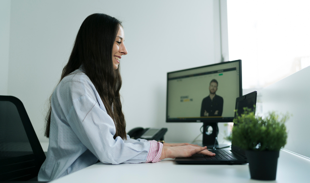 Photo d'une femme sur son ordinateur dans un bureau