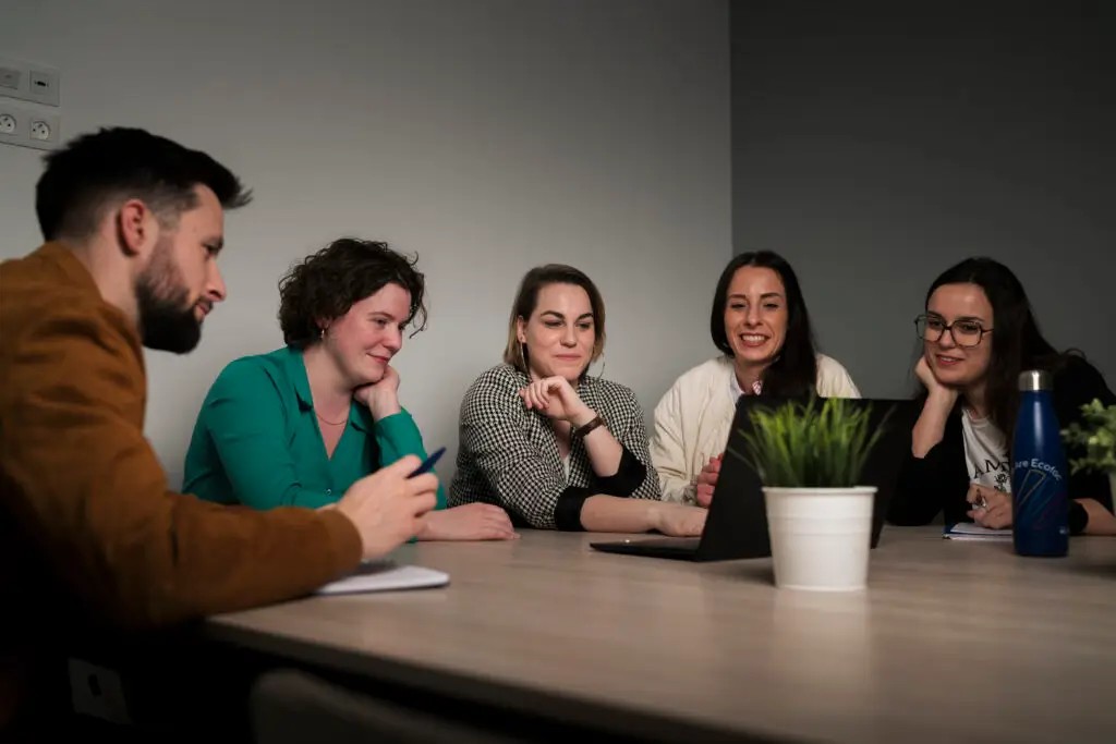 Photo de cinq collaborateurs Ecofac en réunion dans un bureau