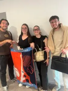 4 étudiants d'Ecofac qui brandissent leur serviette Roland-Garros, gagnée après un événement sur leur campus.
