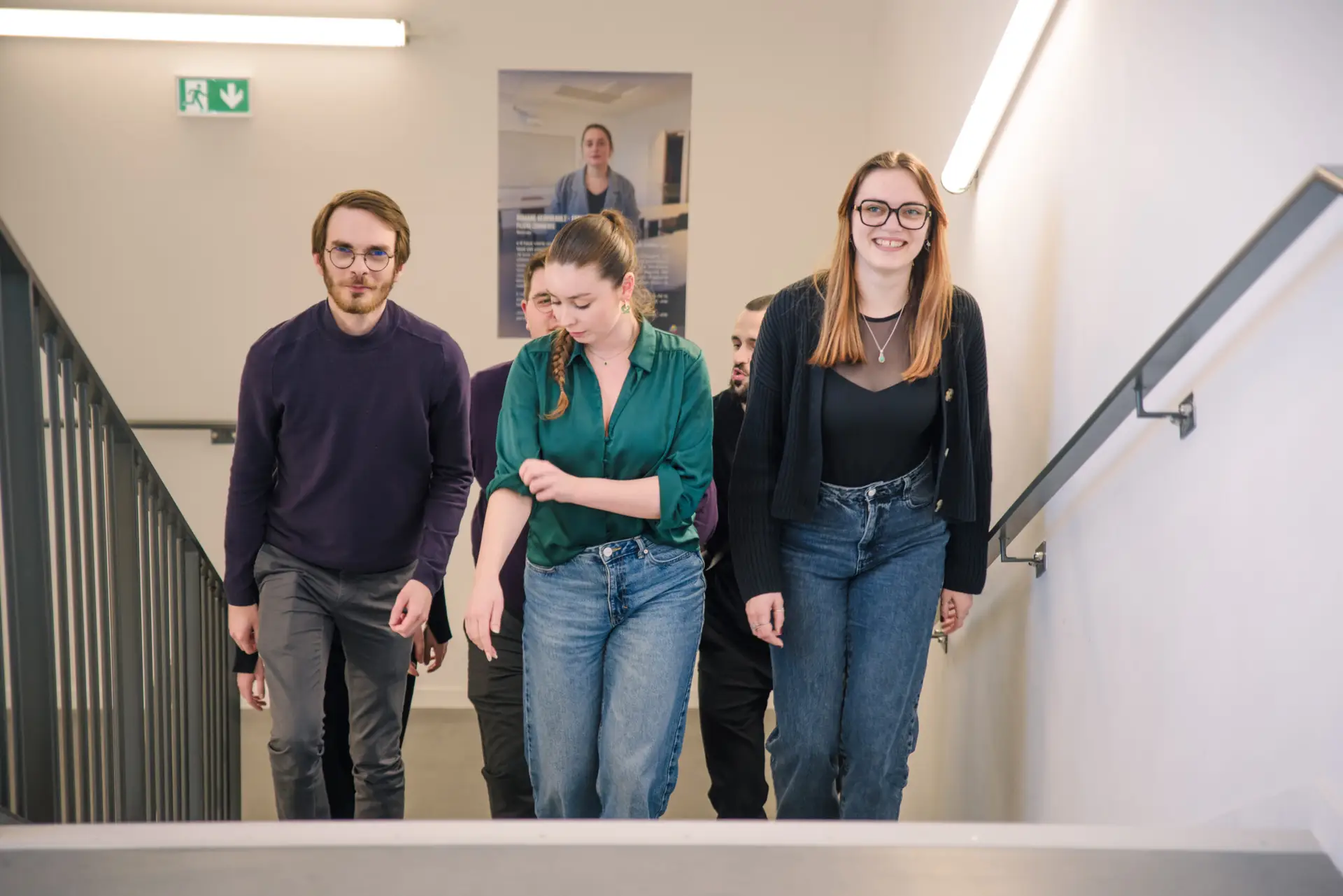 VIGNETTE – MAS MARKET Photo d'un groupe d'étudiant montant les escaliers dans le campus Ecofac de Rennes
