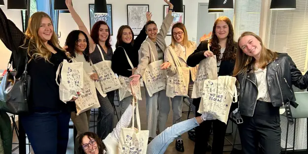 groupe d'étudiante pose avec le nouveau tote bag lors de la rentrée sur le campus