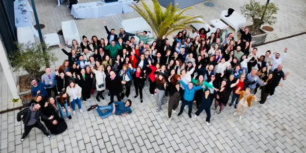 ensemble des salariés Ecofac posent lors du séminaire d'entreprise