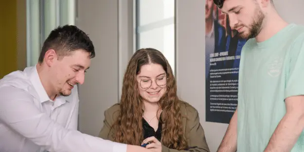 3 étudiant Ecofac Business School qui discutent dans la cafétariat