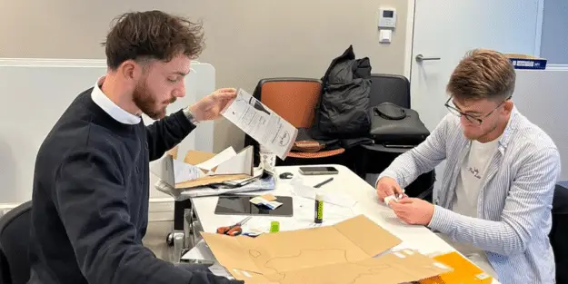 deux étudiants en mastère stratégie d'entreprise du campus Ecofac Rennes travaillent sur une maquette lors du module design thinking