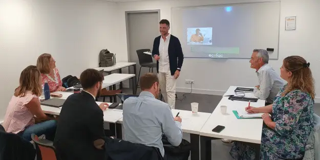 groupe de salariés Ecofac Evolutiv durant une présentation du pitch commercial