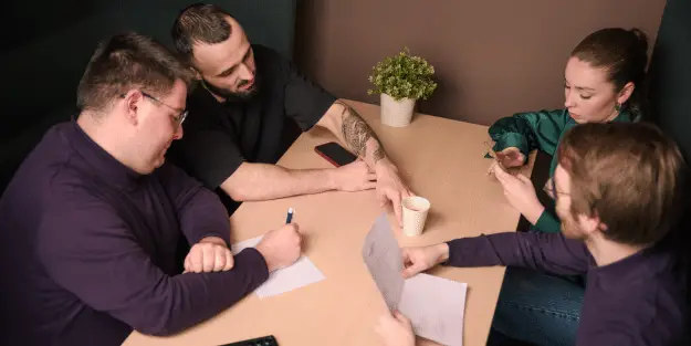 4 étudiants Ecofac business School travaillent dans les alcôves du campus Ecofac Rennes